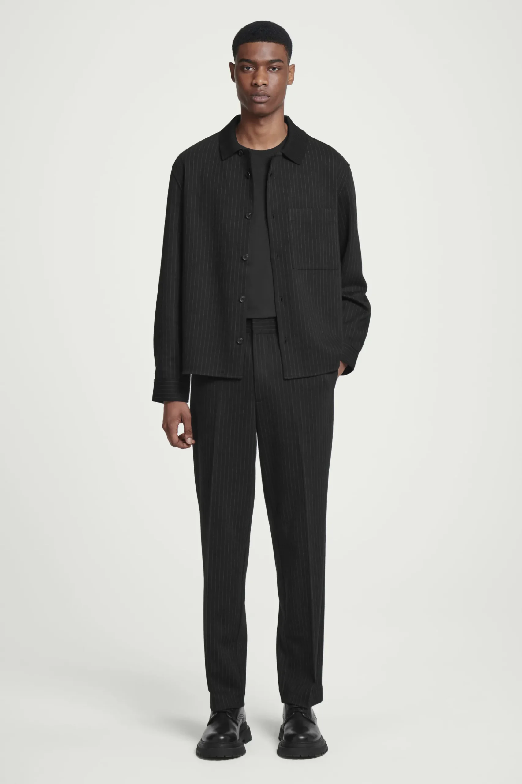 Clearance COS SPODNIE W PRĄŻKI Z ELASTYCZNĄ TALIĄ – RELAXED FIT
