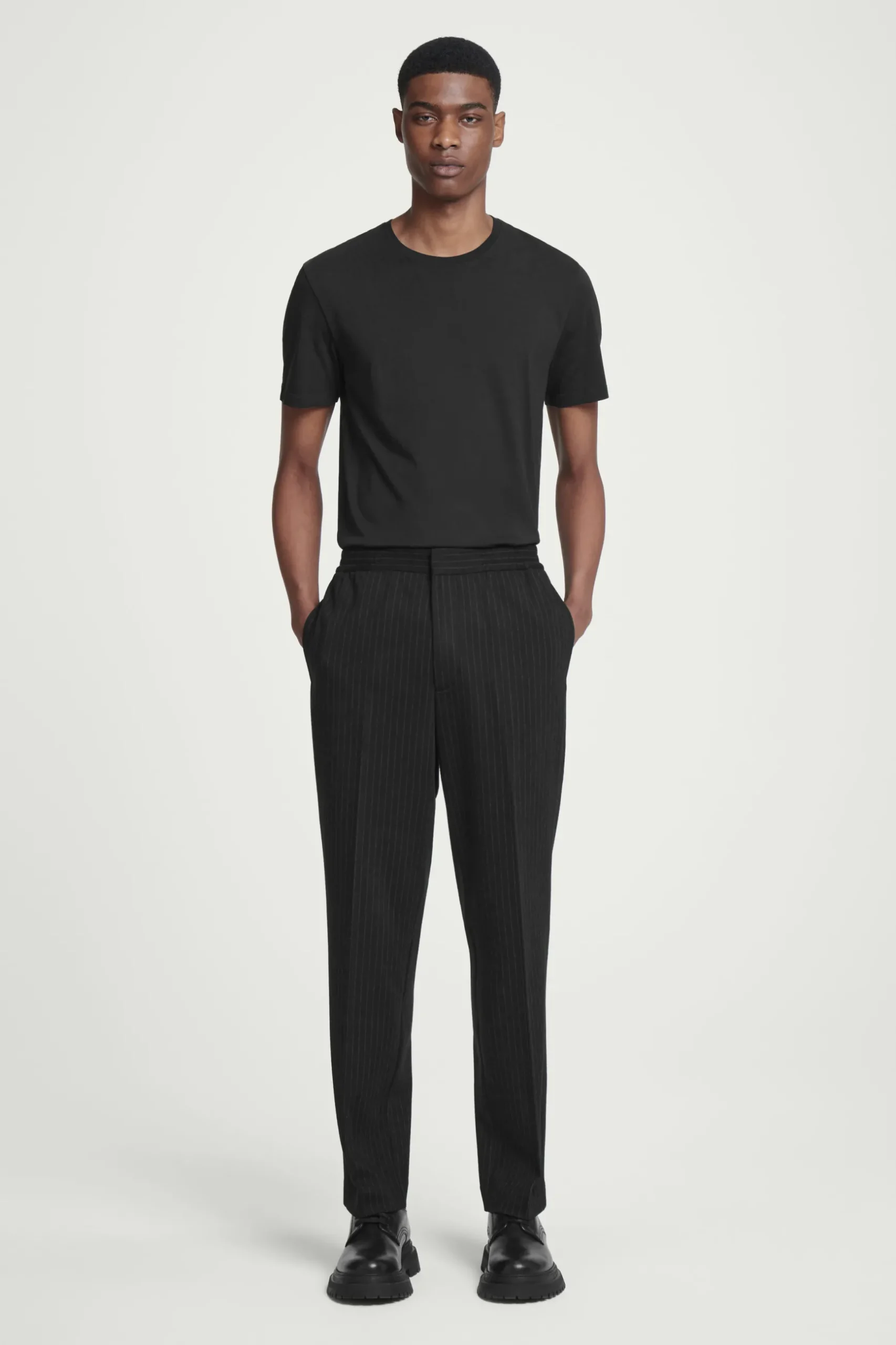 Clearance COS SPODNIE W PRĄŻKI Z ELASTYCZNĄ TALIĄ – RELAXED FIT