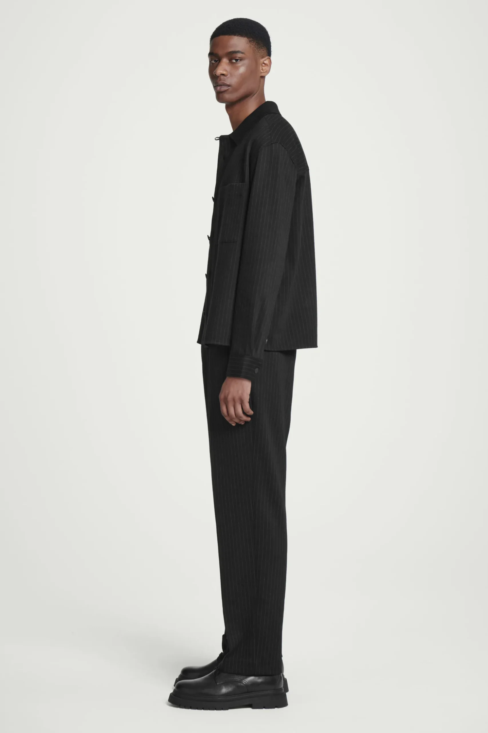Clearance COS SPODNIE W PRĄŻKI Z ELASTYCZNĄ TALIĄ – RELAXED FIT