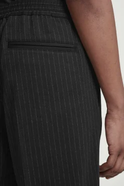 Clearance COS SPODNIE W PRĄŻKI Z ELASTYCZNĄ TALIĄ – RELAXED FIT