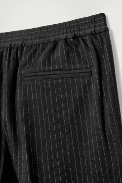 Clearance COS SPODNIE W PRĄŻKI Z ELASTYCZNĄ TALIĄ – RELAXED FIT