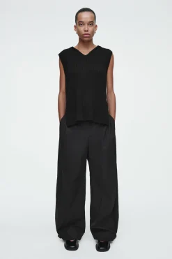 Outlet COS SPODNIE W STYLU UTILITY Z NOGAWKAMI TYPU BARREL