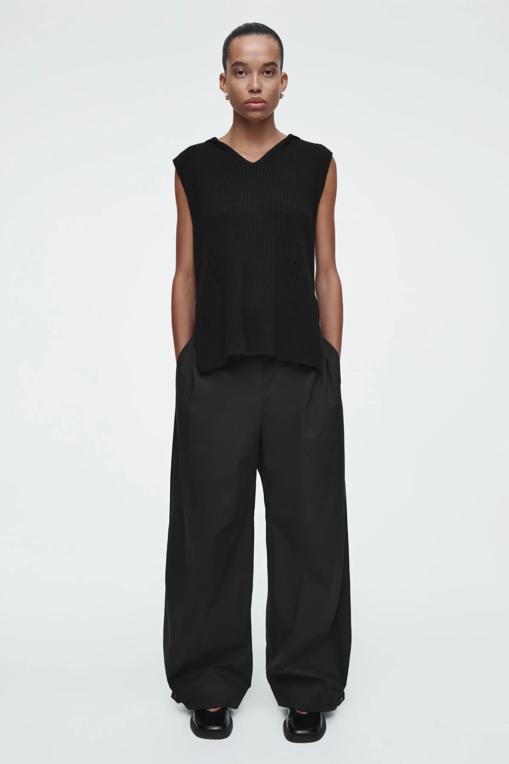 Outlet COS SPODNIE W STYLU UTILITY Z NOGAWKAMI TYPU BARREL