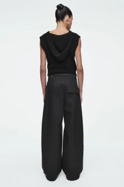 Outlet COS SPODNIE W STYLU UTILITY Z NOGAWKAMI TYPU BARREL