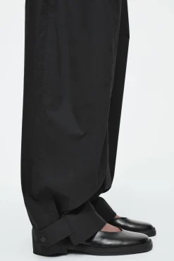 Outlet COS SPODNIE W STYLU UTILITY Z NOGAWKAMI TYPU BARREL