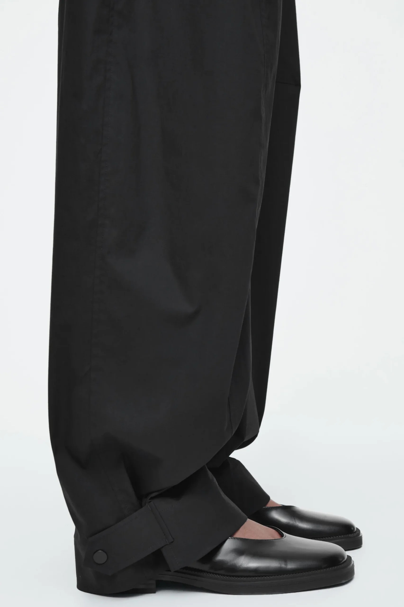 Outlet COS SPODNIE W STYLU UTILITY Z NOGAWKAMI TYPU BARREL