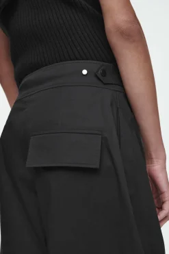 Outlet COS SPODNIE W STYLU UTILITY Z NOGAWKAMI TYPU BARREL