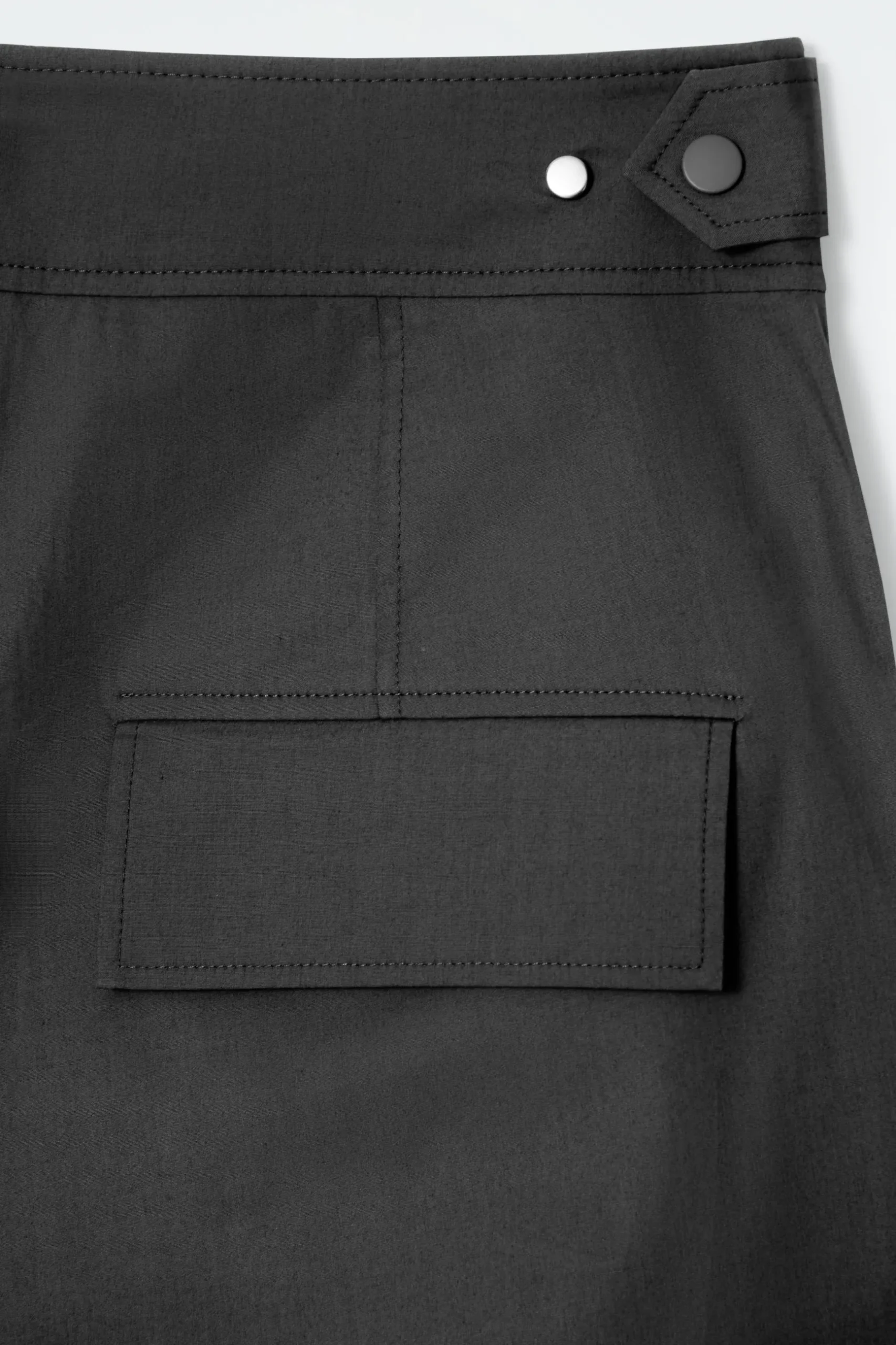 Outlet COS SPODNIE W STYLU UTILITY Z NOGAWKAMI TYPU BARREL