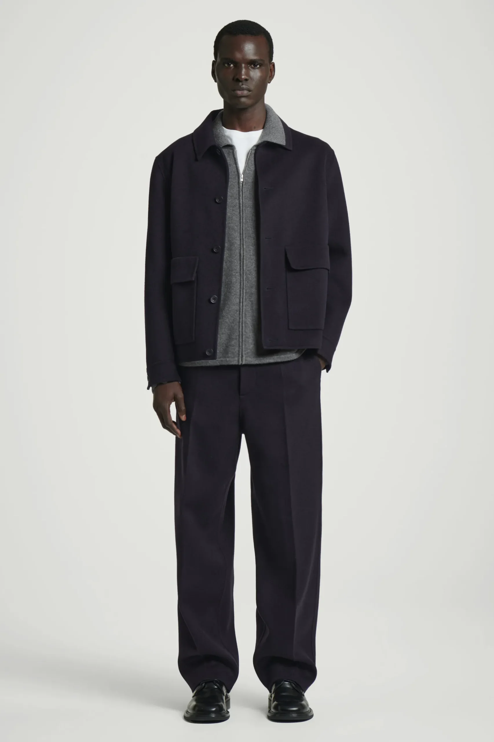 Discount COS SPODNIE Z DWUSTRONNEJ MIESZANKI – RELAXED FIT Granatowy