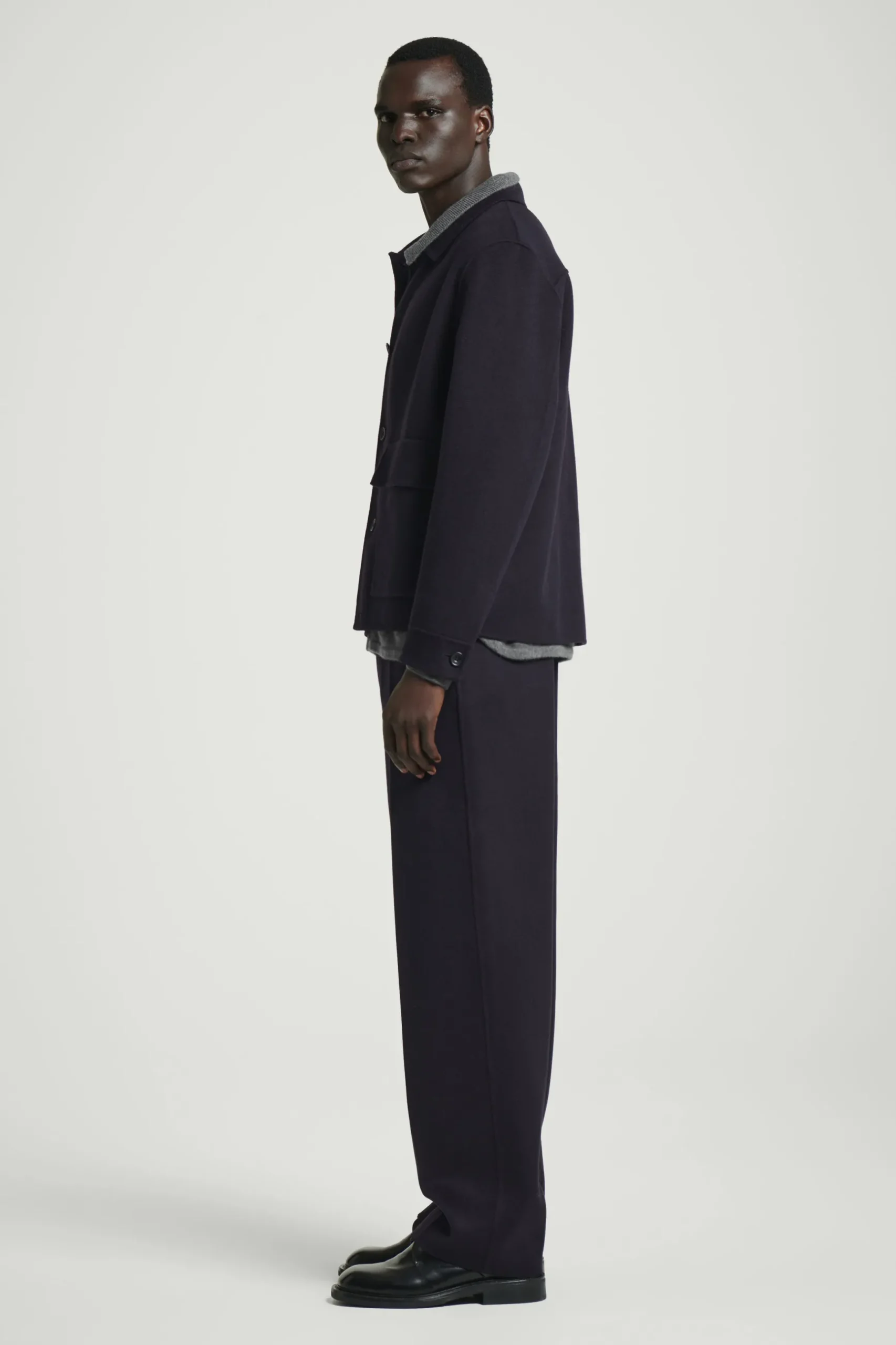 Discount COS SPODNIE Z DWUSTRONNEJ MIESZANKI – RELAXED FIT Granatowy