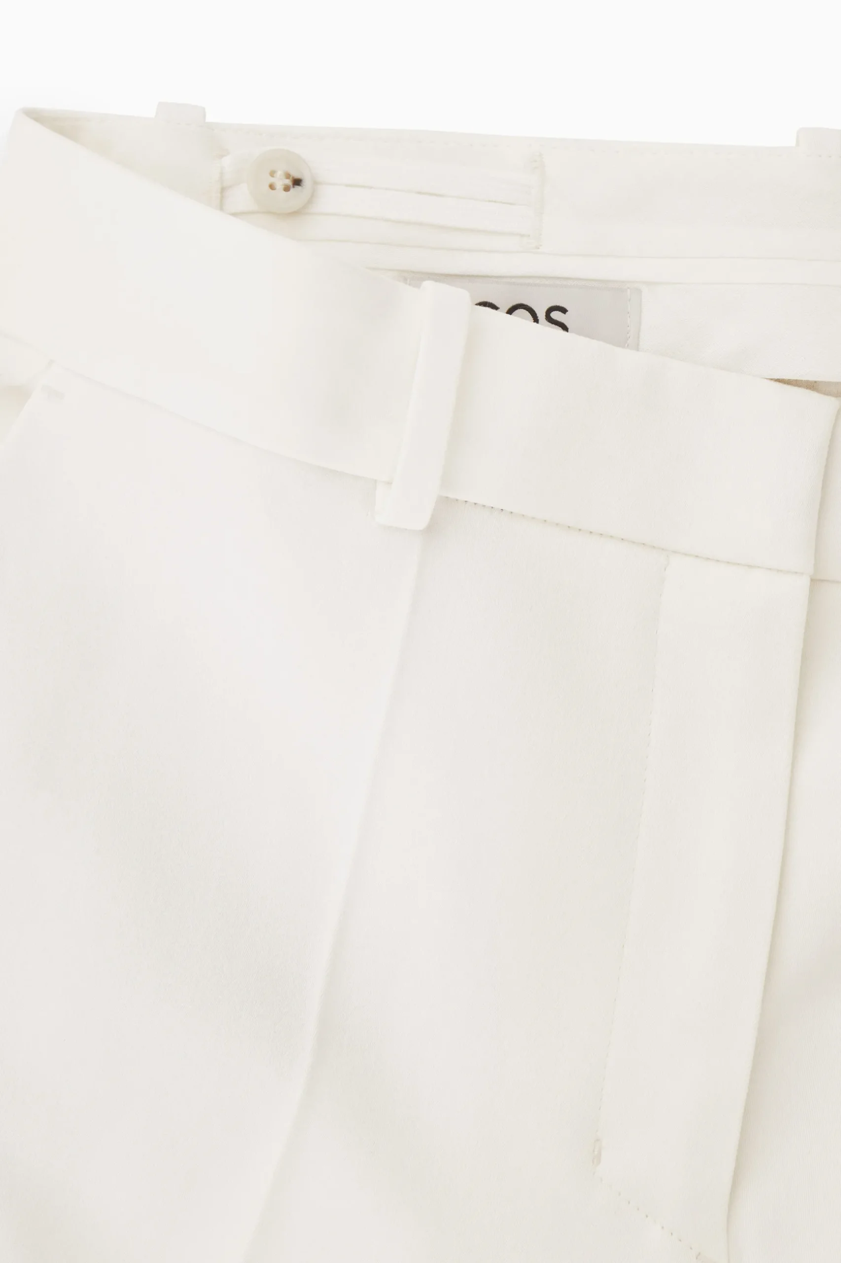Clearance COS SPODNIE Z KREPY Z PROSTYMI NOGAWKAMI – RELAXED FIT