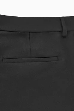 Clearance COS SPODNIE ZE ZWĘŻANYMI I PODWINIĘTYMI NOGAWKAMI Black
