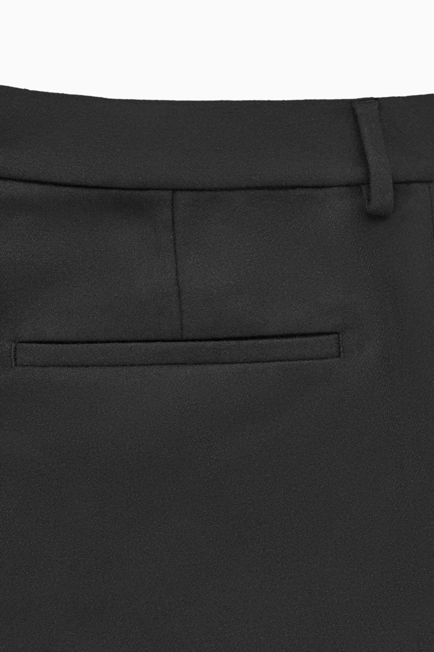 Clearance COS SPODNIE ZE ZWĘŻANYMI I PODWINIĘTYMI NOGAWKAMI Black