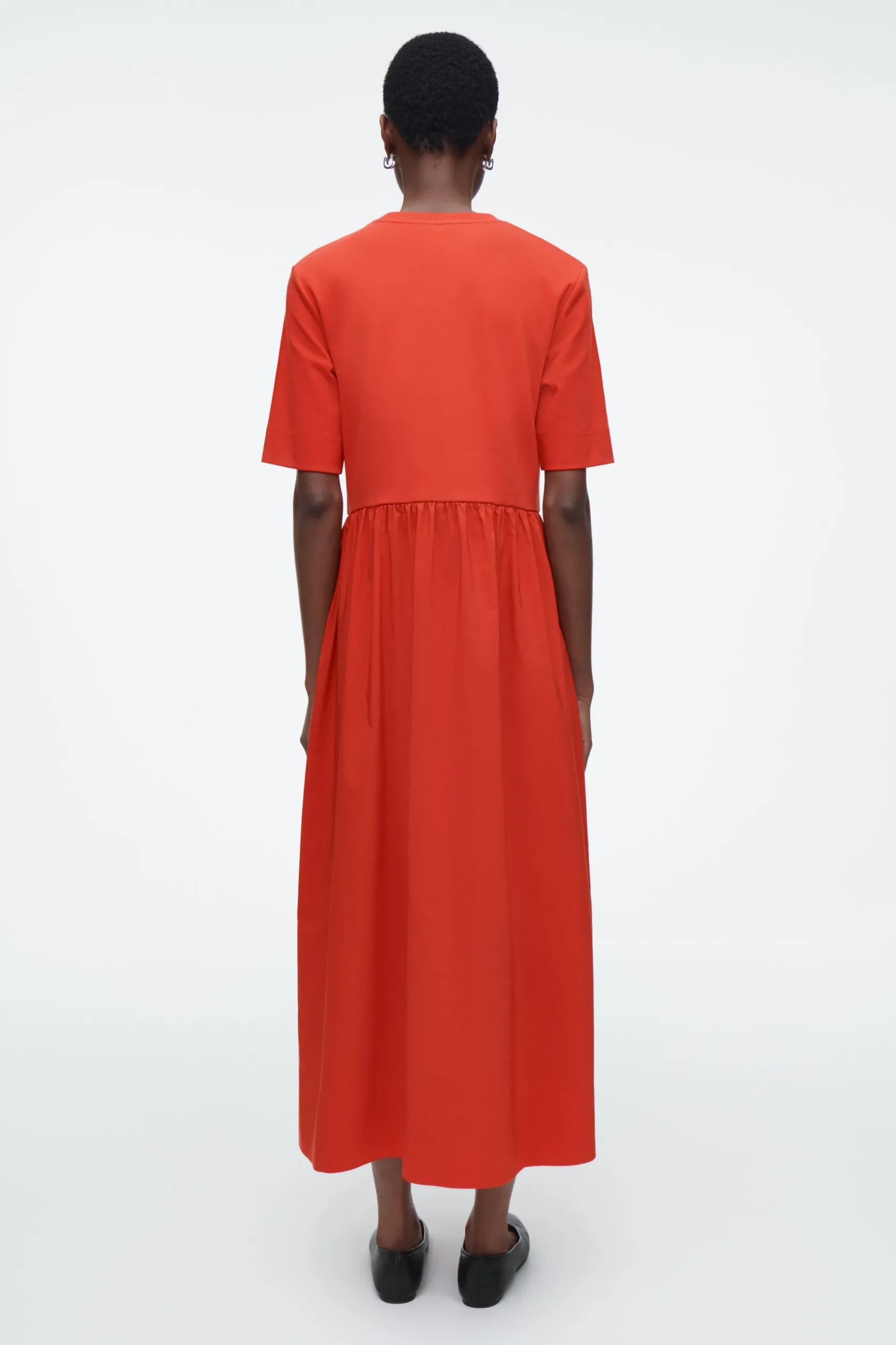 Fashion COS SUKIENKA MIDI Z KRÓTKIM RĘKAWEM