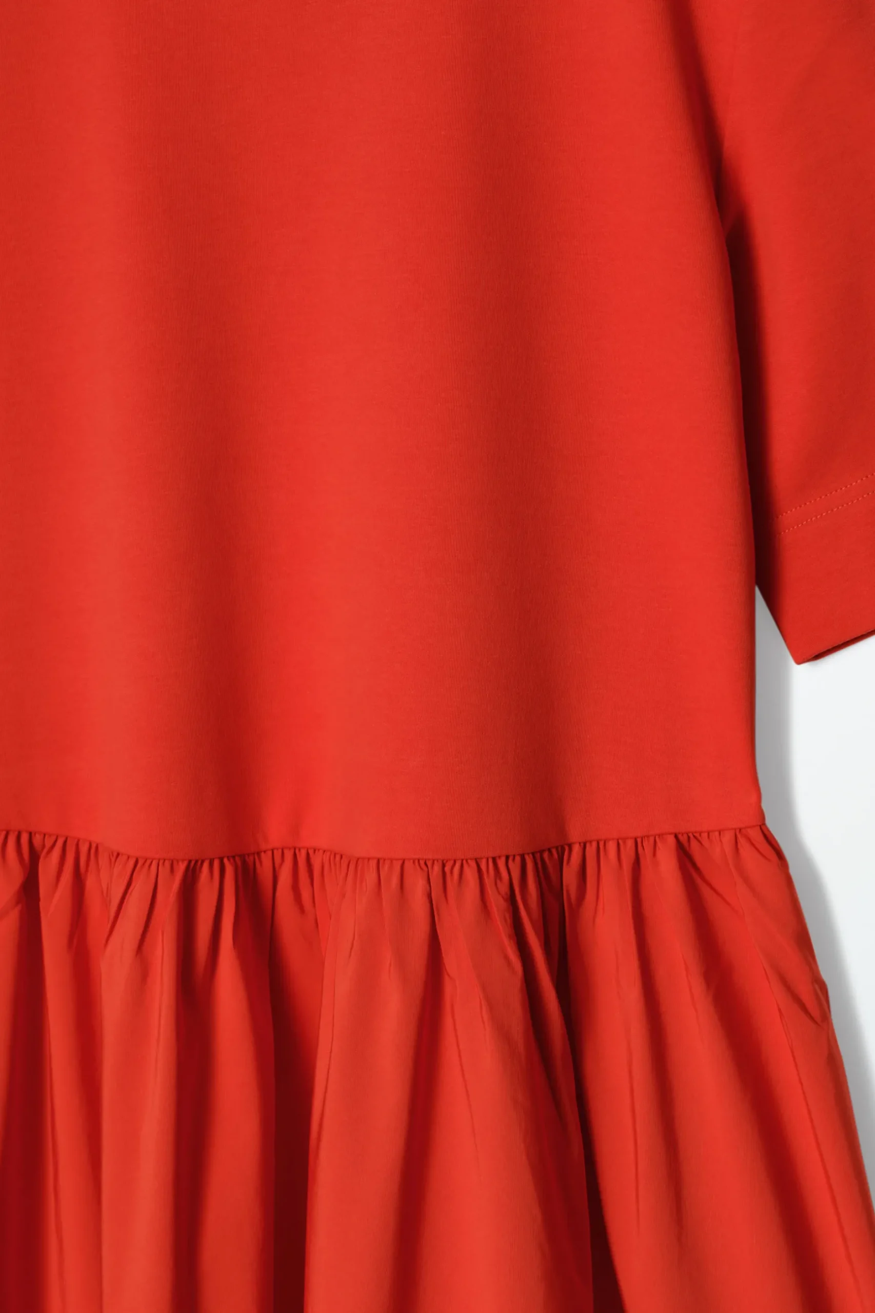 Fashion COS SUKIENKA MIDI Z KRÓTKIM RĘKAWEM