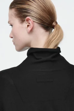Outlet COS SUKIENKA Z WEŁNY MERYNOSOWEJ Z WYSOKIM DEKOLTEM