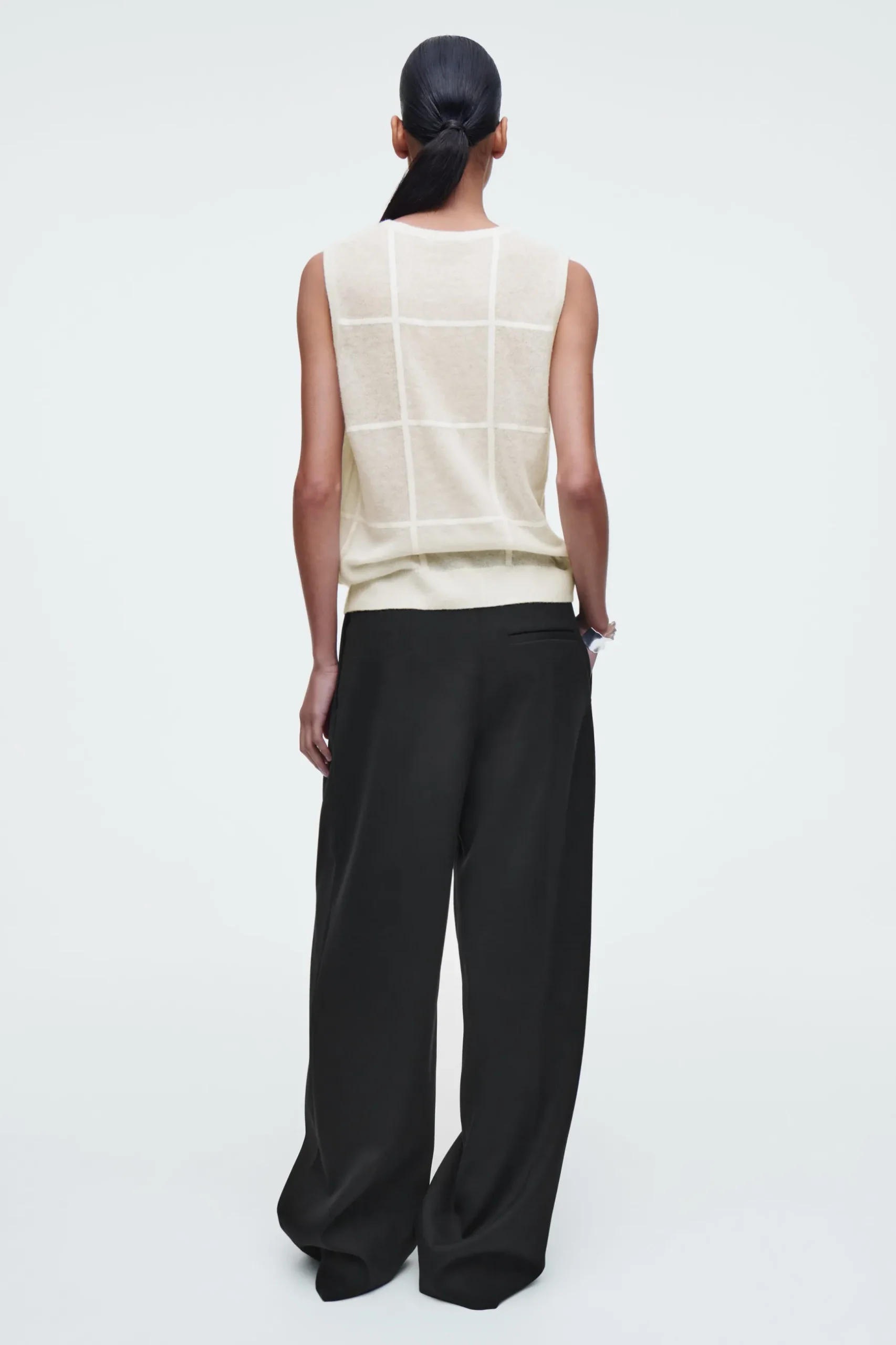 New COS SWETER BEZ RĘKAWÓW W KRATĘ