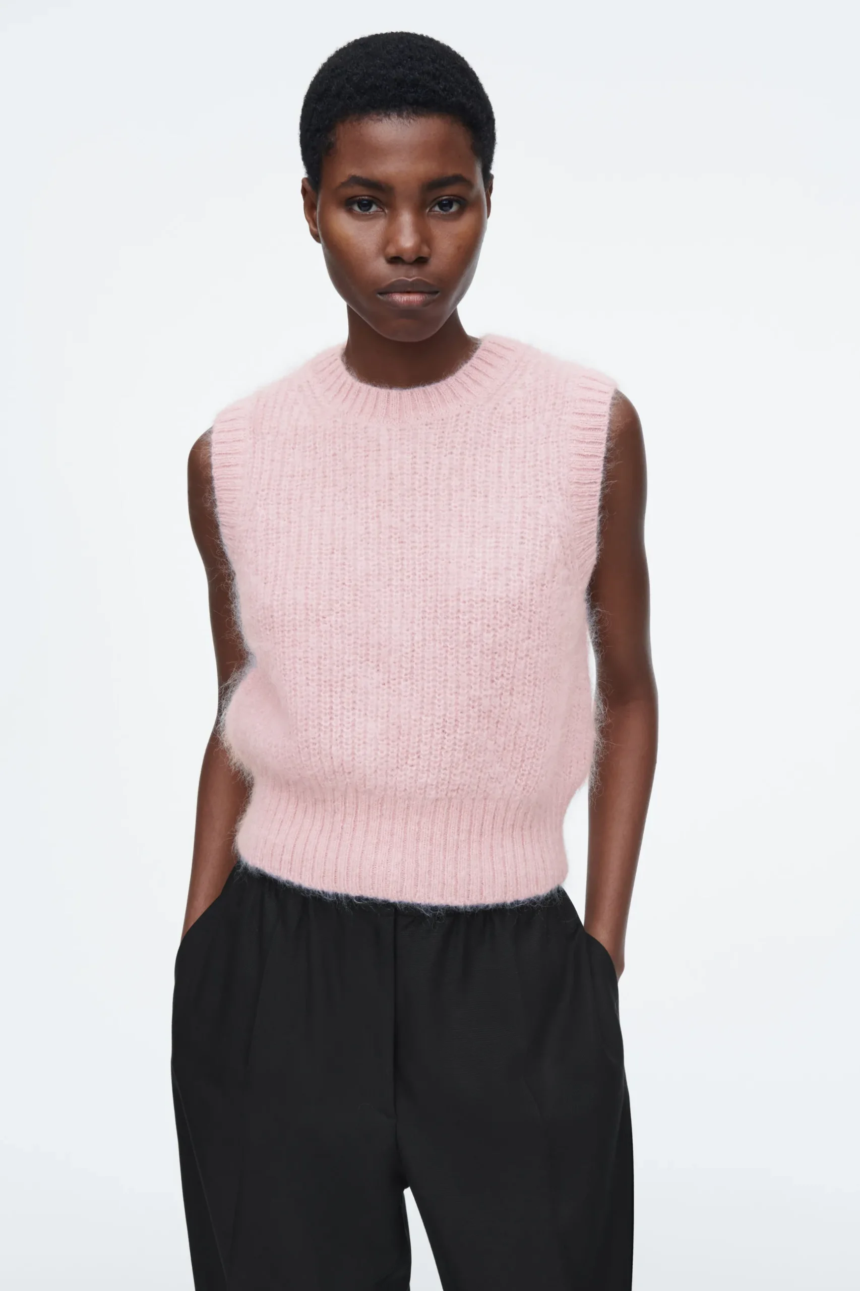 Outlet COS SWETER BEZ RĘKAWÓW Z MOHEREM