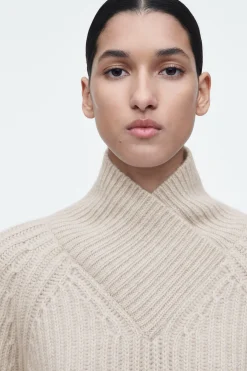 Sale COS SWETER Z CZYSTEGO KASZMIRU Z KOPERTOWYM GOLFEM