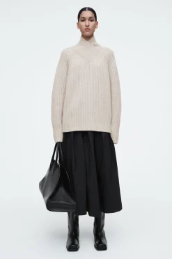 Sale COS SWETER Z CZYSTEGO KASZMIRU Z KOPERTOWYM GOLFEM