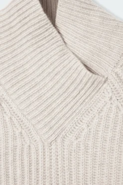 Sale COS SWETER Z CZYSTEGO KASZMIRU Z KOPERTOWYM GOLFEM