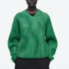 Best COS SWETER Z DZIANINY Z MOHEREM Z DEKOLTEM W SEREK