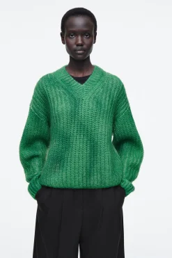 Best COS SWETER Z DZIANINY Z MOHEREM Z DEKOLTEM W SEREK