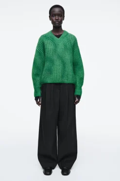 Best COS SWETER Z DZIANINY Z MOHEREM Z DEKOLTEM W SEREK
