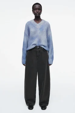Best COS SWETER Z DZIANINY Z MOHEREM Z DEKOLTEM W SEREK