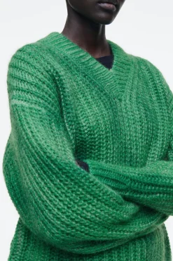 Best COS SWETER Z DZIANINY Z MOHEREM Z DEKOLTEM W SEREK