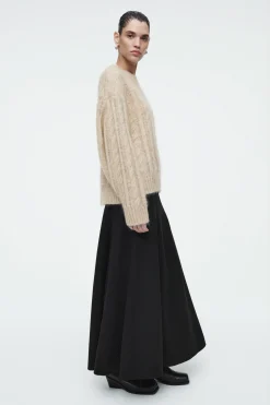Clearance COS SWETER Z DZIANINY Z MOHEREM O WARKOCZOWYM SPLOCIE