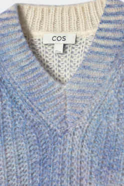 Best COS SWETER Z DZIANINY Z MOHEREM Z DEKOLTEM W SEREK