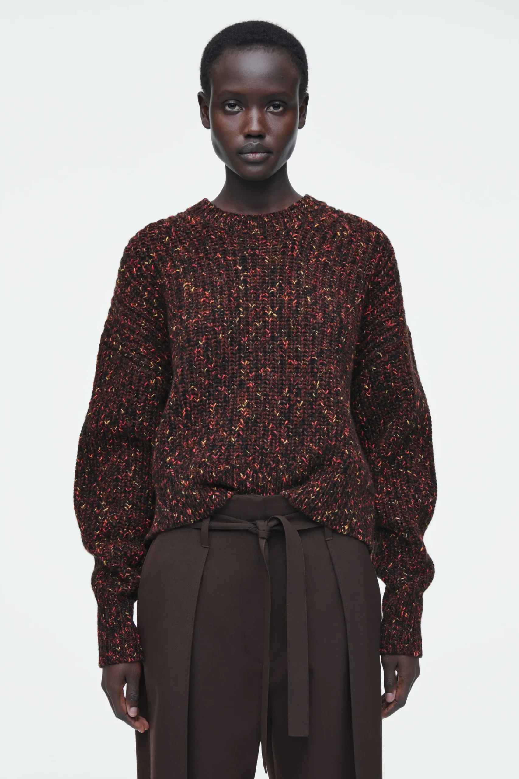 Outlet COS SWETER Z WEŁNĄ Z KONTRASTUJĄCYMI WŁÓKNAMI