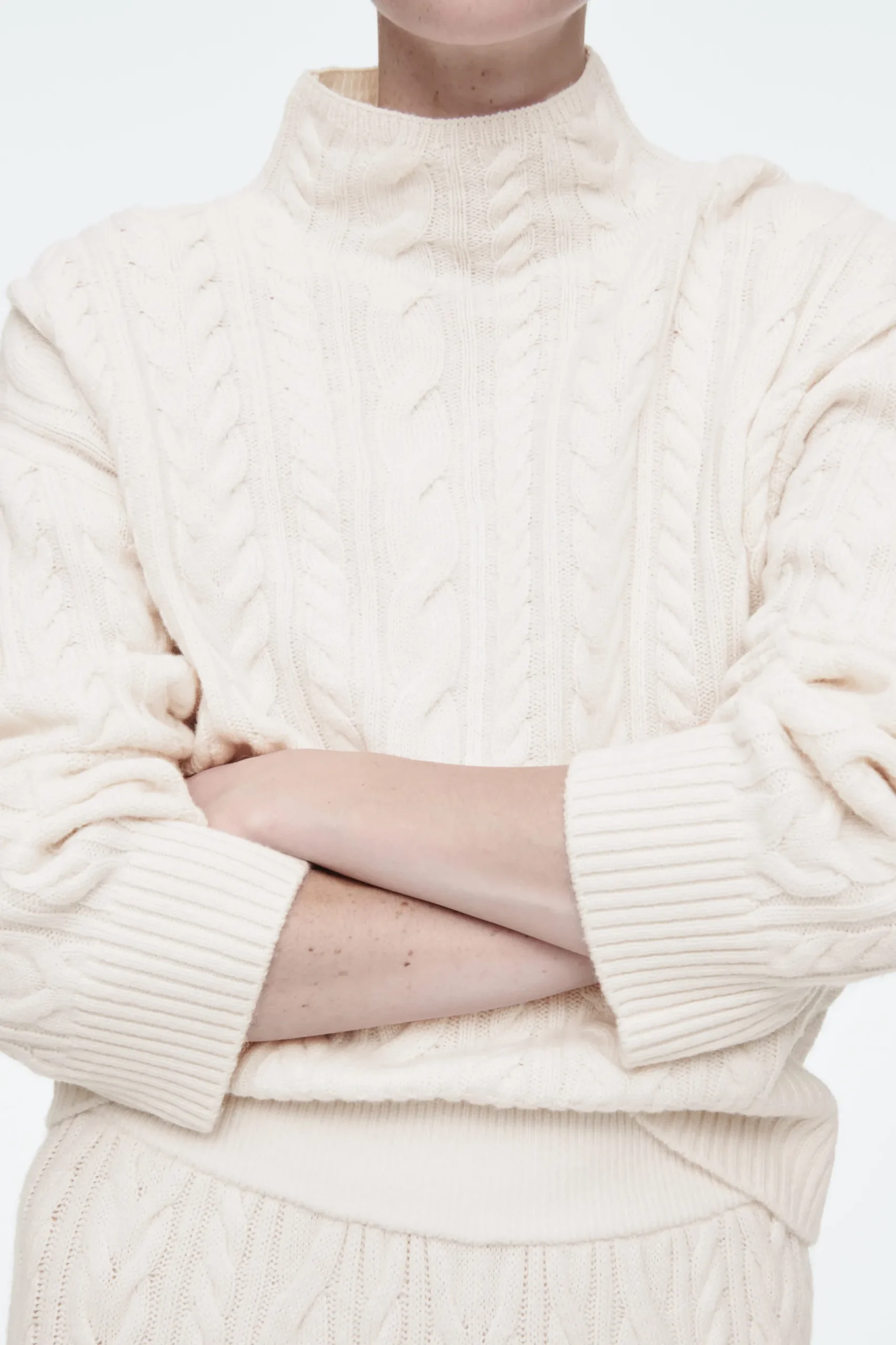 Hot COS SWETER Z WEŁNIANEJ DZIANINY Z WARKOCZOWYM SPLOTEM