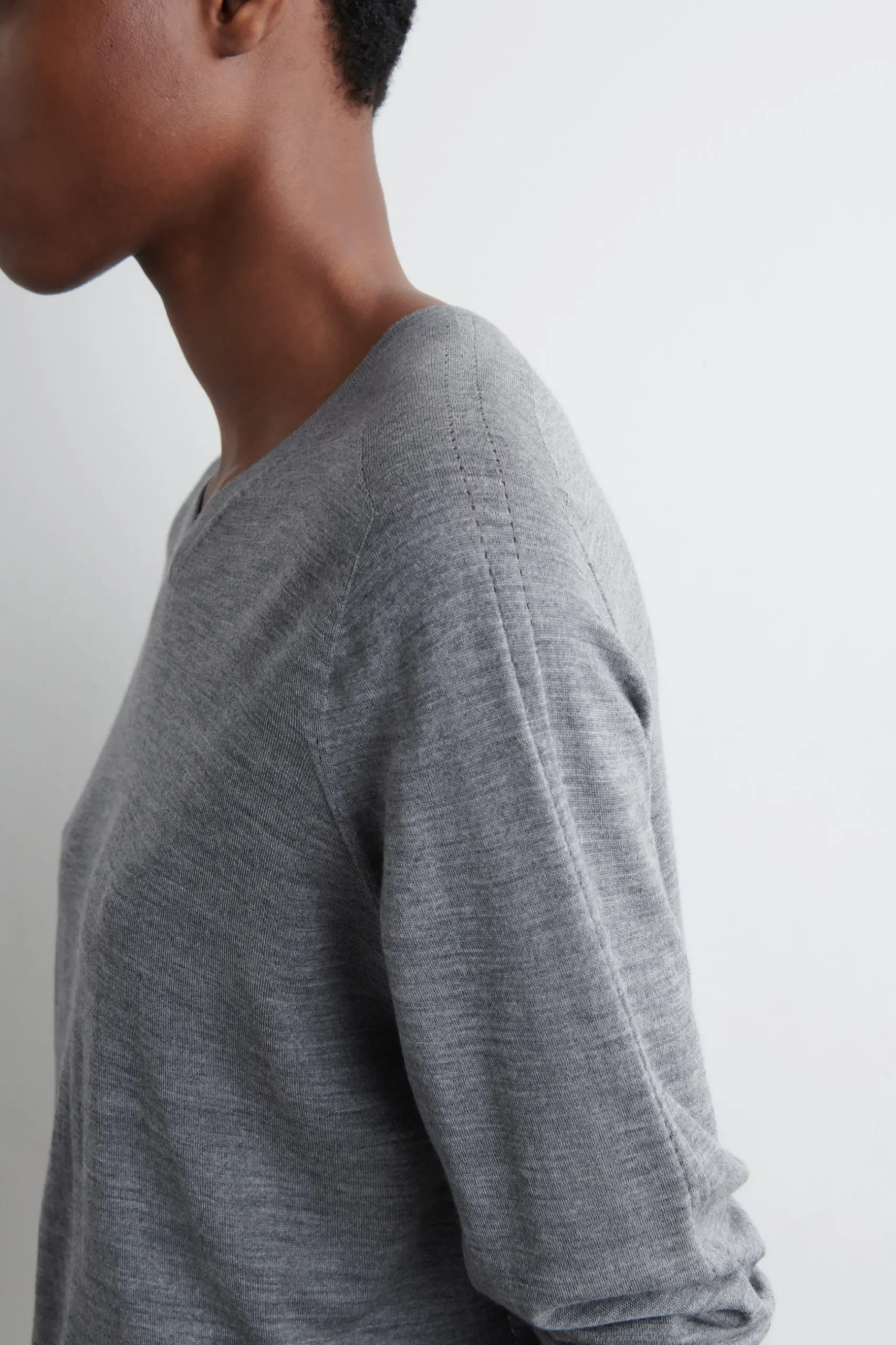 Discount COS SWETER Z WEŁNY MERINO Z DEKOLTEM W SEREK