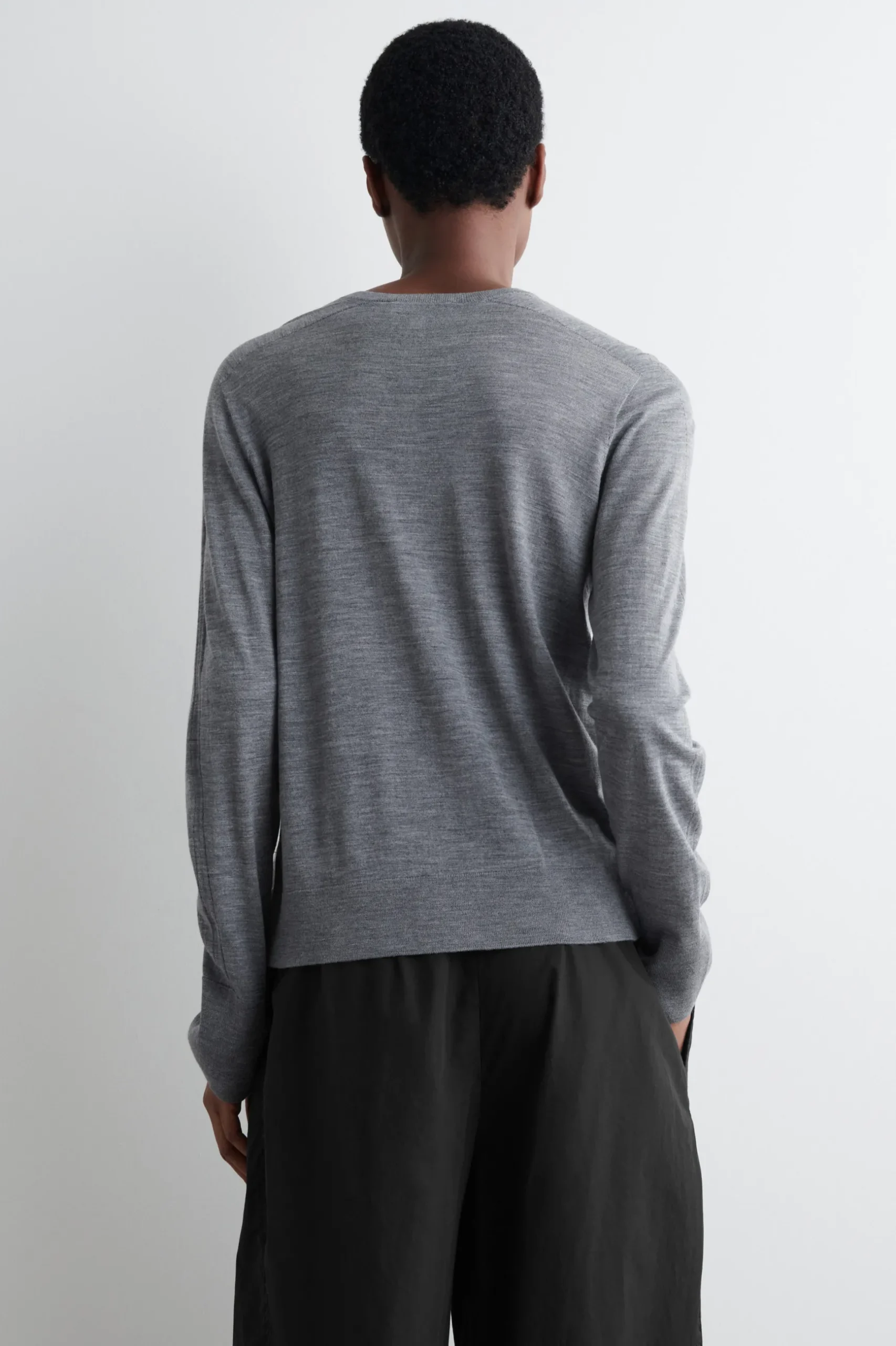 Discount COS SWETER Z WEŁNY MERINO Z DEKOLTEM W SEREK