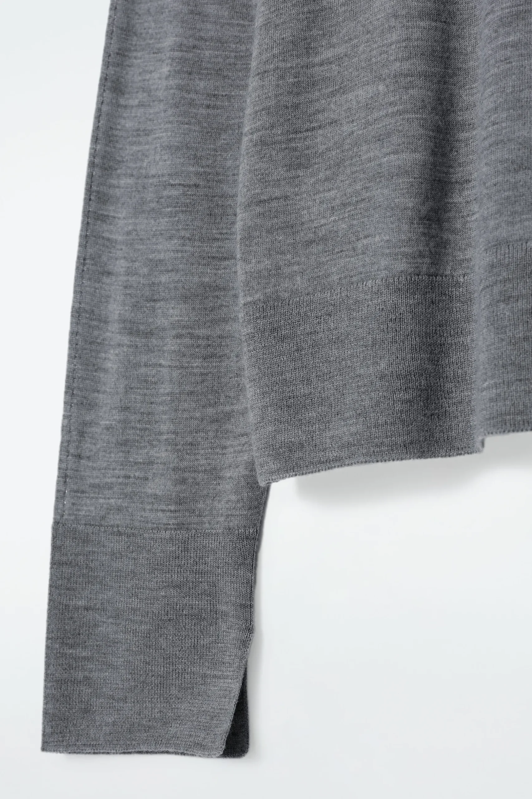 Discount COS SWETER Z WEŁNY MERINO Z DEKOLTEM W SEREK