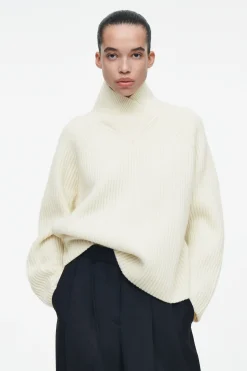 Best COS SWETER Z WEŁNY MERINO Z KOPERTOWYM GOLFEM