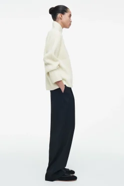 Best COS SWETER Z WEŁNY MERINO Z KOPERTOWYM GOLFEM