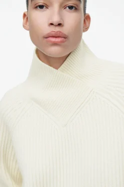 Best COS SWETER Z WEŁNY MERINO Z KOPERTOWYM GOLFEM