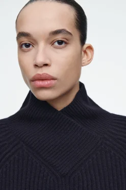 Best COS SWETER Z WEŁNY MERINO Z KOPERTOWYM GOLFEM