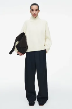 Best COS SWETER Z WEŁNY MERINO Z KOPERTOWYM GOLFEM
