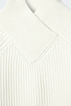 Best COS SWETER Z WEŁNY MERINO Z KOPERTOWYM GOLFEM