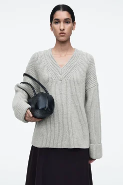 Online COS SWETER Z WEŁNY MERYNOSOWEJ Z DEKOLTEM W SEREK
