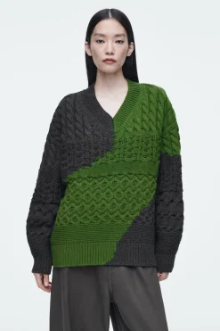 Sale COS SWETER Z WEŁNY MERYNOSOWEJ Z ABSTRAKCYJNYM WZOREM