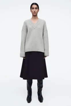 Online COS SWETER Z WEŁNY MERYNOSOWEJ Z DEKOLTEM W SEREK
