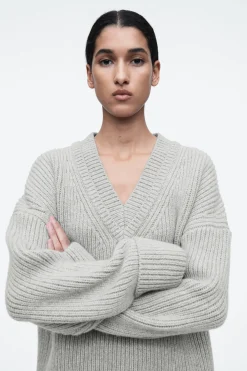 Online COS SWETER Z WEŁNY MERYNOSOWEJ Z DEKOLTEM W SEREK
