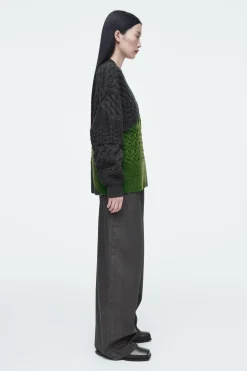 Sale COS SWETER Z WEŁNY MERYNOSOWEJ Z ABSTRAKCYJNYM WZOREM