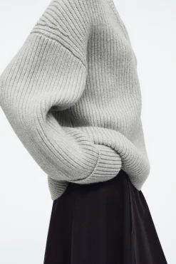 Online COS SWETER Z WEŁNY MERYNOSOWEJ Z DEKOLTEM W SEREK