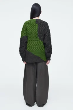 Sale COS SWETER Z WEŁNY MERYNOSOWEJ Z ABSTRAKCYJNYM WZOREM